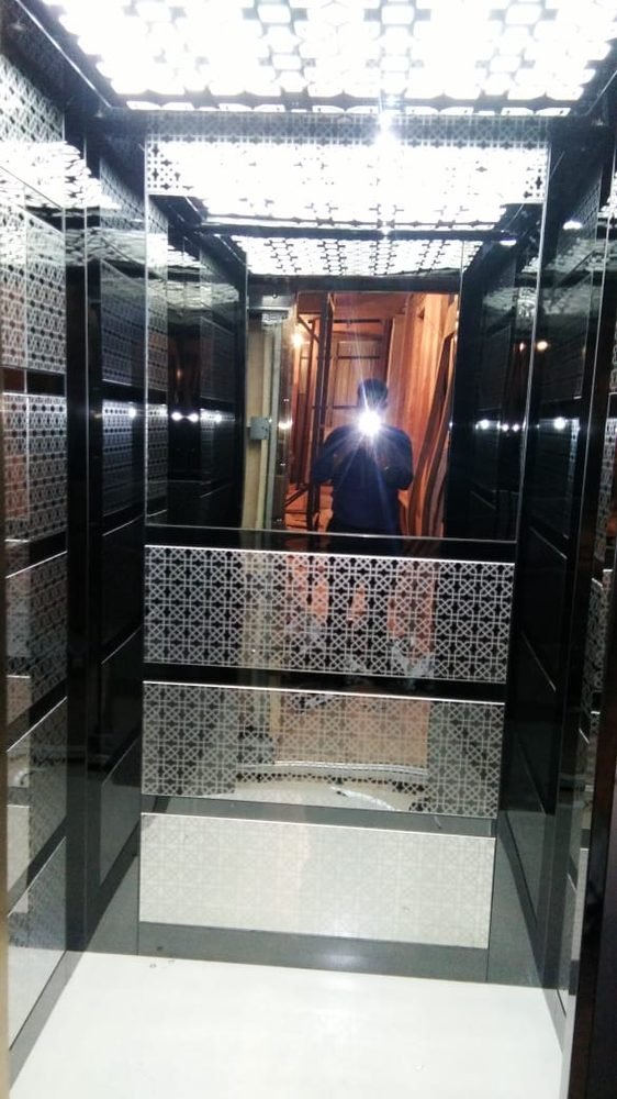 Mirror-panel elevator cabin